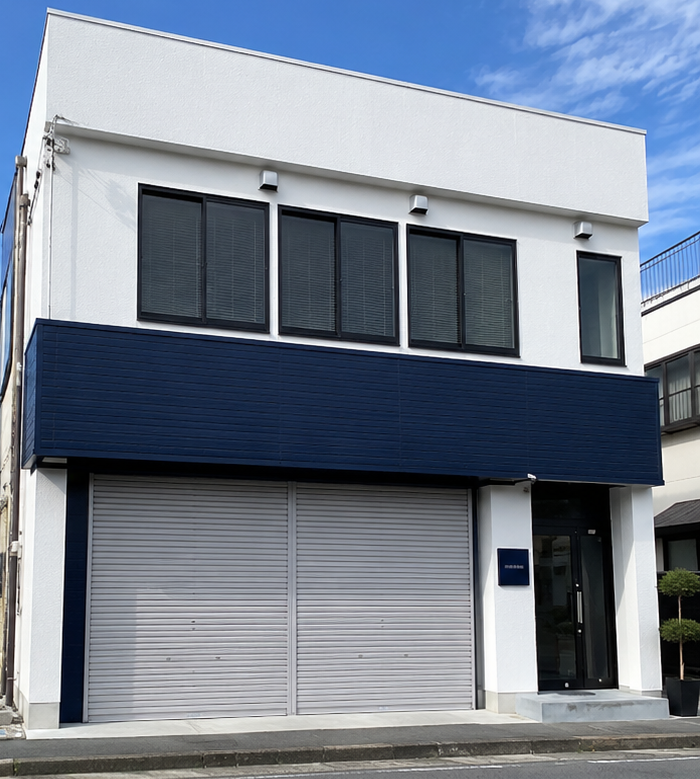 紺色に塗り替えた店舗兼住宅の外壁