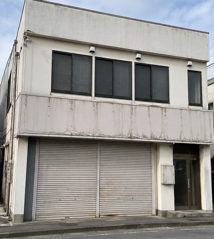 塗り替え前:色あせと汚れが進んだ店舗兼住宅の外観